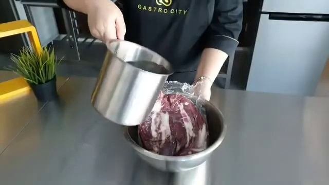Как правильно размораживать мясо.