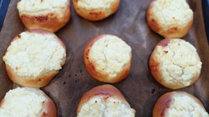 Неожиданно уехали из дома. Напекла ватрушки с творогом.