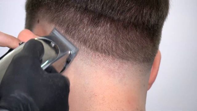 Чоловіча стрижка - SIDE PART з елементом FADE / Олег Гиря смотреть онлайн