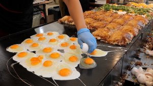 Японские блины с яйцом и беконом. Японская уличная еда. Осака, Япония.