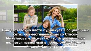 «Семья»: Ева Канчельскис запечатлелась в лифте с младшими сестренками, мамой и отчимом