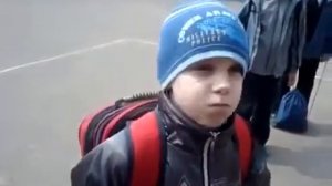 Мальчик разговаривает с закрытым ртом