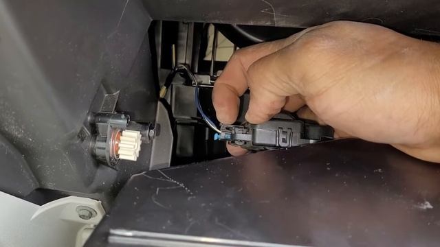 Glove Box Clicking? Passenger Blend Door Actuator Replacement, Chevy Impala (Minute Maintenance) смотреть онлайн