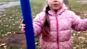 Девочка рассказывает про сиси и попы