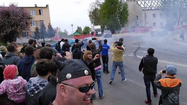 Ретро автомобили г.Заславль Прожиг резины...и асфальта смотреть онлайн