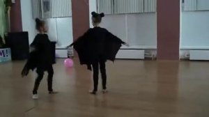 Алиса и Вика . танец летучих мышей. хелуин.2019г..