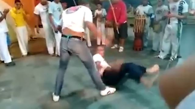 Top 10 golpes mais fortes da capoeira (Conheça as 10 técnicas mais eficientes da capoeira para luta смотреть онлайн