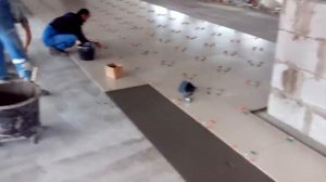 Промышленная укладка плитки 40 квадратов в час.