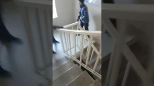 жёсткие разборки в подъезде