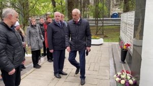 Вместе с жителями района Алтуфьевский провели возложение цветов к мемориалу воинов, работников БКСМ.