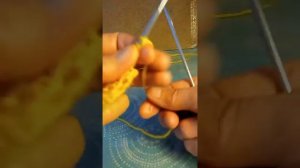 Прибавление петель для вязания края косынки зубчиками на спицах для начинающих.