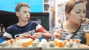 МУКБАНГ СУШИ РОЛЛЫ/ДОСТАВКА ИСПОРТИЛАСЬ! MUKBANG SUSHI ROLLS/DELIVERY GONE BAD!