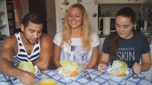 Foreign students taste slavic and peruvian food/ Иностранцы пробуют славянскую и перуанскую еду