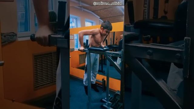 Отжимания на брусьях широким хватом. смотреть онлайн