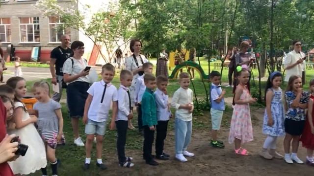 Сюрприз в стиле Майнкрафт ?Бамблби пришел к нам на выпускной ? Пока, Детский сад ??? смотреть онлайн