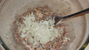 Простой салат с консервами рыбными