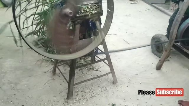 गतपम्पसेट को कुट्टी मसीन में जोड़ चारा काटती महिलाएं-Chaff Cutter Machine engine pampset смотреть онлайн