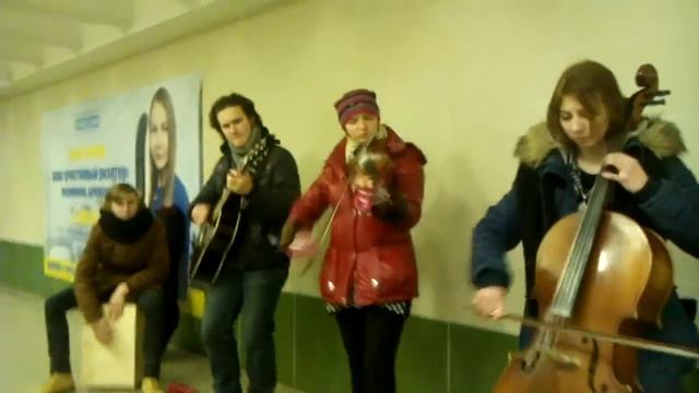 Уличные музыканты New time в метро.
