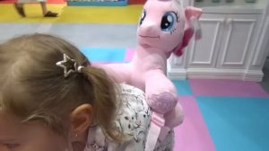 Катя и Макс в магазине игрушек