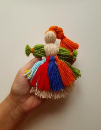 DIY Яркая куколка из ниток || Поделки из ниток