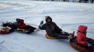 Саня катает детей на мотособаке