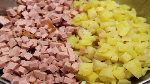Салат Оливье с яблоком и зеленью