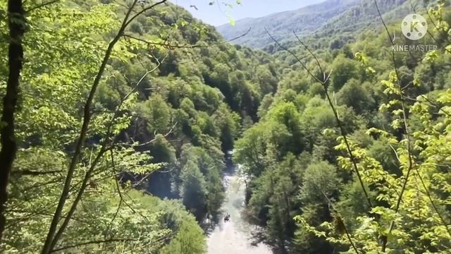 Сочи.С горы Ажек увидели квадроцикл, несущийся по реке. смотреть онлайн