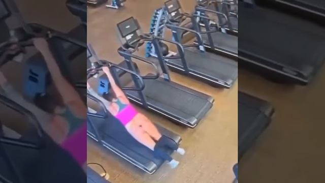 Занятия на беговой дорожке не всегда легкие))))ххахахаха