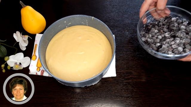 Вкусный пирог с замороженной черной смородиной и хрустящей штрейзельной крошкой. Просто и дешево!