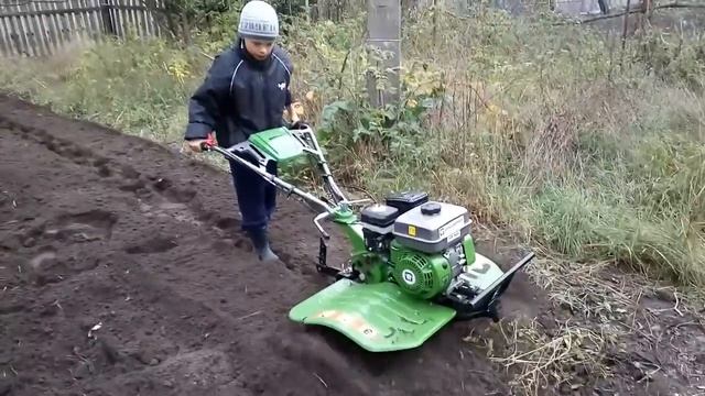 С мотокультиватором Grasshopper GR 900 может работать даже 8-летний ребенок