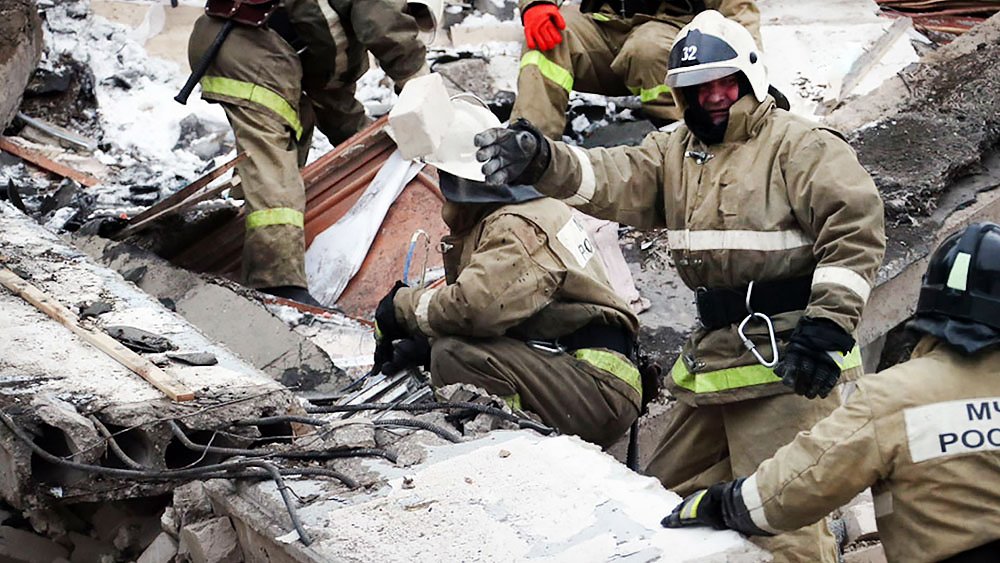 Путин пообещал сотрудникам МЧС индексацию зарплат и помощь с жильем / События на ТВЦ