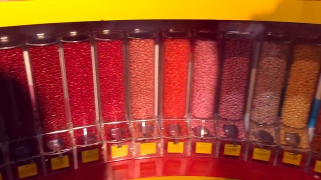 ПОДАРИЛИ СВИНКУ ПЕППУ // ОГРОМНЫЙ МАГАЗИН КОНФЕТ смотреть онлайн