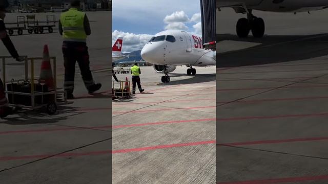 Swiss air aircraft landing in Geneva airport - avion Swiss air atterrit à Genève aéroport