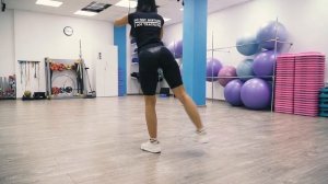 Приседания и махи ногами