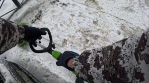 Евгений Сергеевич борется со снежной стихией на месте парковки)