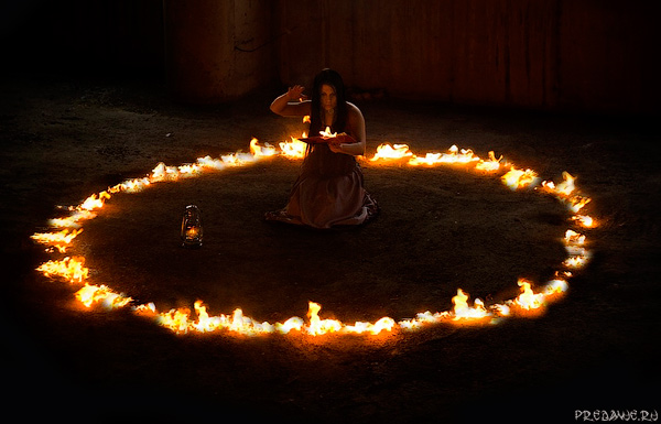 ритуал зажжения свечи рядом с амулетом