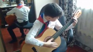 Руслан играет на гитаре