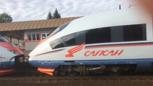 Двойной сапсан проносится на станции Колпино в Москву