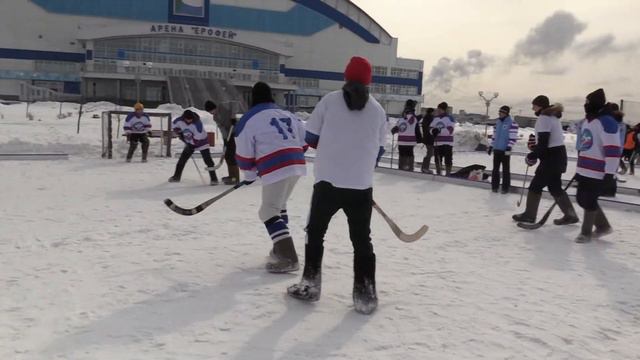 Команда МЧС России приняла участие в состязании за Кубок мэра по хоккею на валенках смотреть онлайн