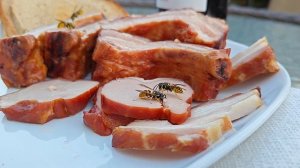 Оса кушает человеческую еду