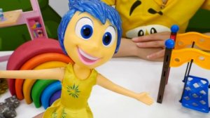 Развивающее видео для детей. Игрушки в детском садике - Лол, Радость и другие игрушки в песочнице