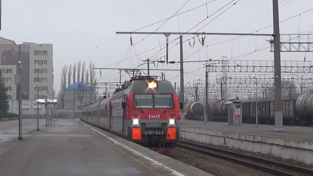 "Линий Логотип РЖД" Электровоз ЭП1М-623 с пассажирским поездом и приветливый машинист смотреть онлайн