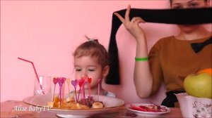 Фруктовый челлендж. Алиса угадывает фрукты с закрытыми глазами. Видео для детей. #AlisebabyTV