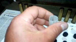 Подготовка к контрольному отстрелу пороха Сунар-35 в латунных гильзах