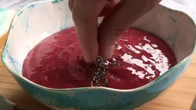 Ягодно-банановый смузи. Полезный рецепт. Летний освежающий десерт. смотреть онлайн