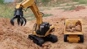 HUINA 1571 Экскаватор с захватом манипулятором.