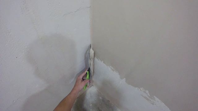 Выравнивание стены базовой шпаклевкой / Исправить некачественно нанесенную штукатурку смотреть онлайн