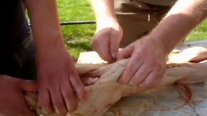 Приготовление поросенка на вертеле.