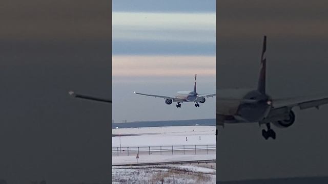 Посадка самолёта Boeing 777 с самыми большими в мире двигателями.  Декабрь, 2022. #shorts