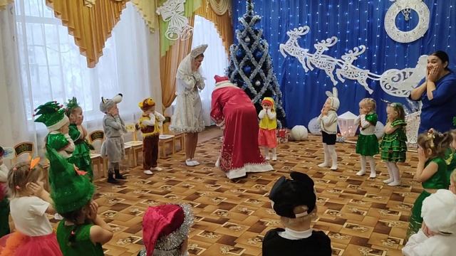 Игра ребят младшей группы с Дедом Морозом "Заморожу" ("Покажите ваши ручки...") смотреть онлайн